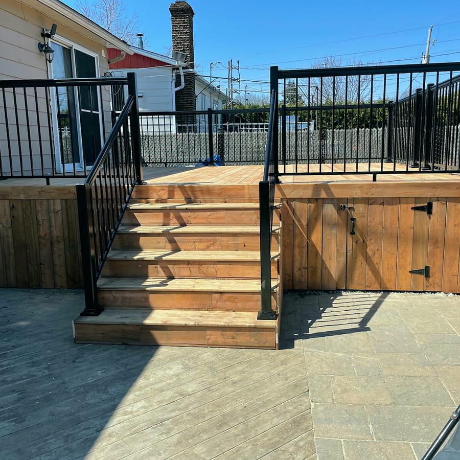 patio-bois-traite-rampe-aluminium-terrebonne1